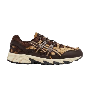 Коричневый