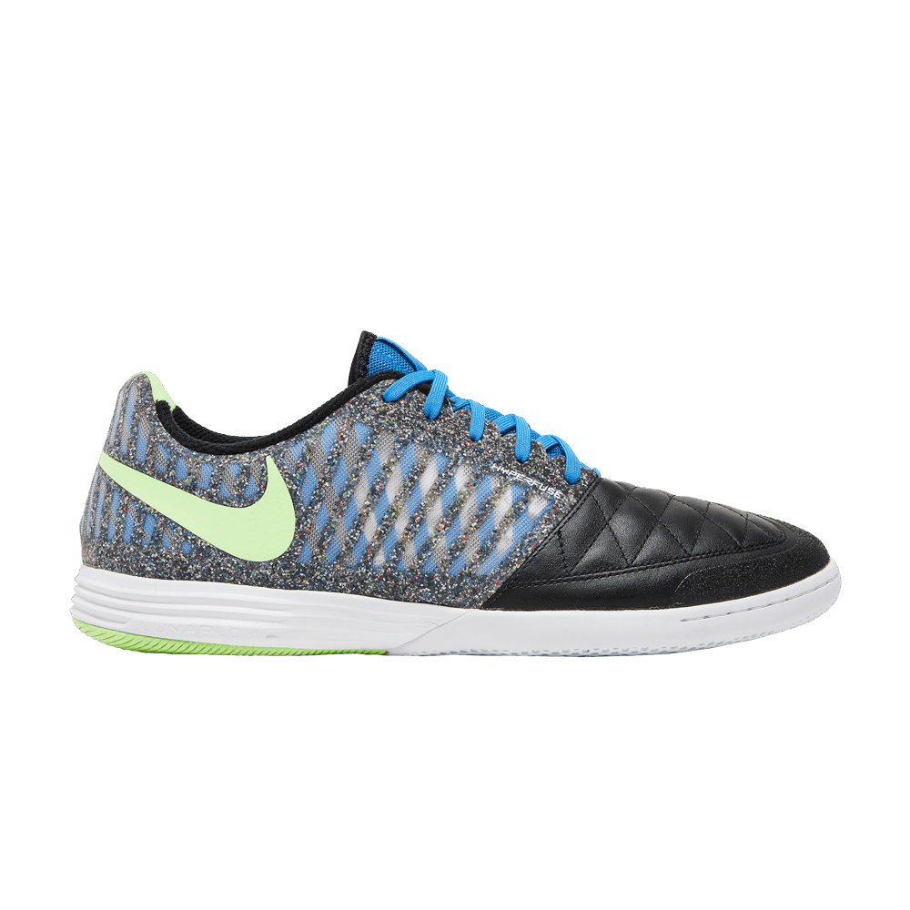lunar-gato-2-ic-white-light-photo-blue-black-580456-143