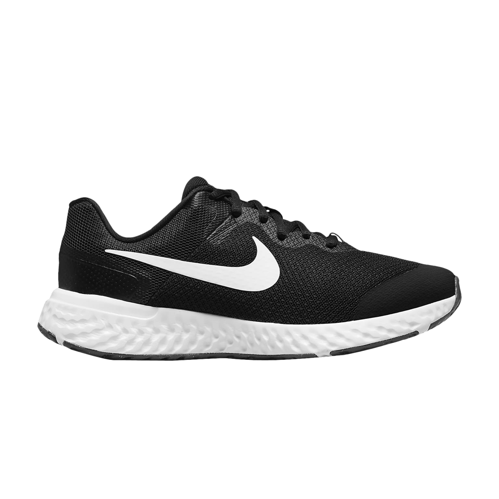 revolution-6-4e-wide-gs-black-white-dn8207-003