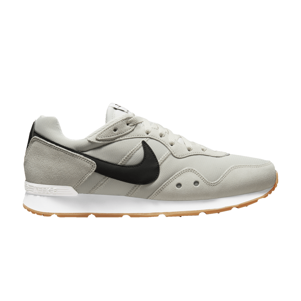 venture-runner-wide-light-bone-black-dm8453-011