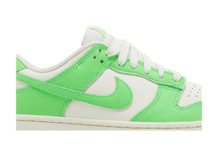 Кроссовки Nike Wmns Dunk Low 'Green Strike'