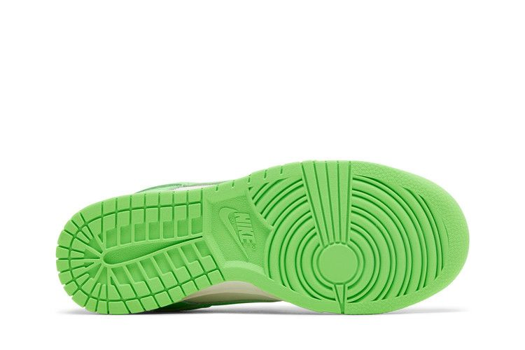 Кроссовки Nike Wmns Dunk Low 'Green Strike'