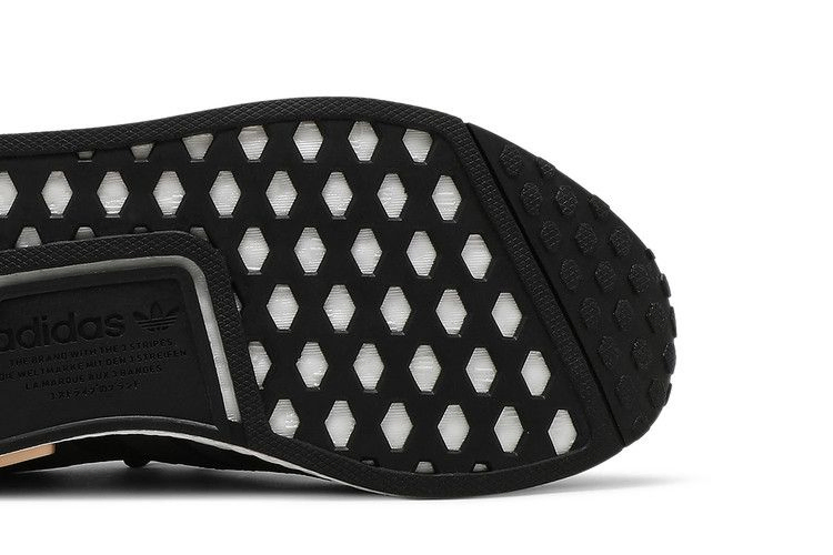 Кроссовки adidas Wmns NMD_R1 'Black Carbon'