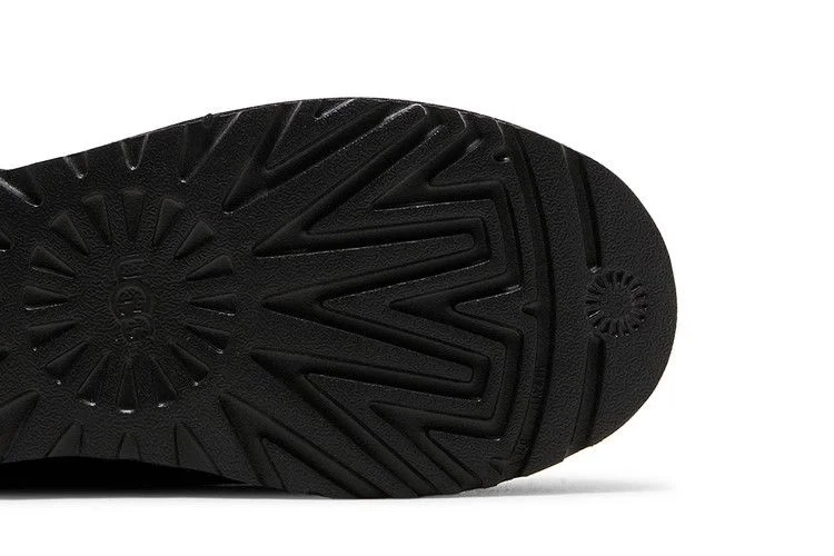 Botinki-UGG-Wmns-Bailey-Button-Triplet-2-Boot-Black-4