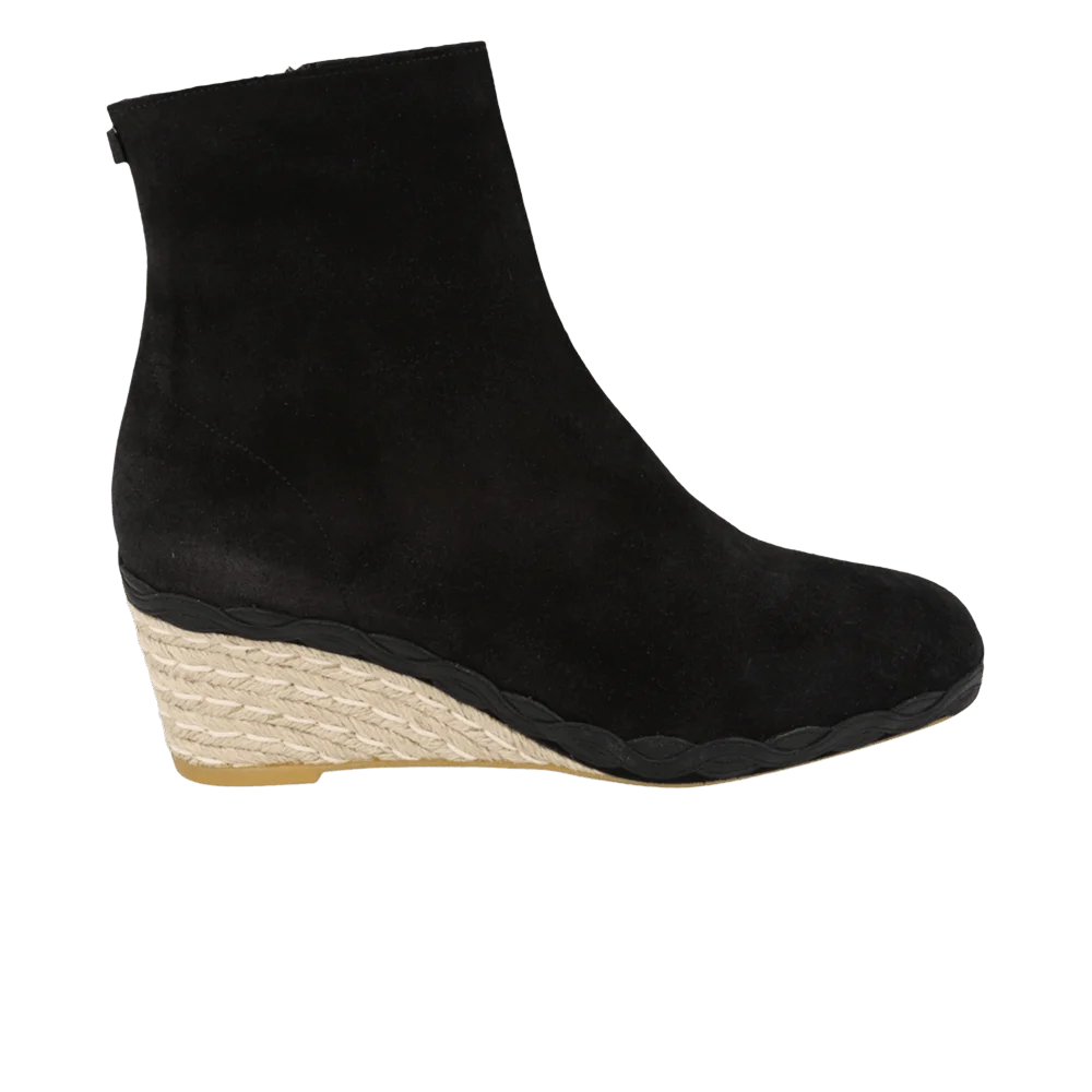 Krossovki-Ferragamo-Wmns-Canaria-Suede-Bootie-Black