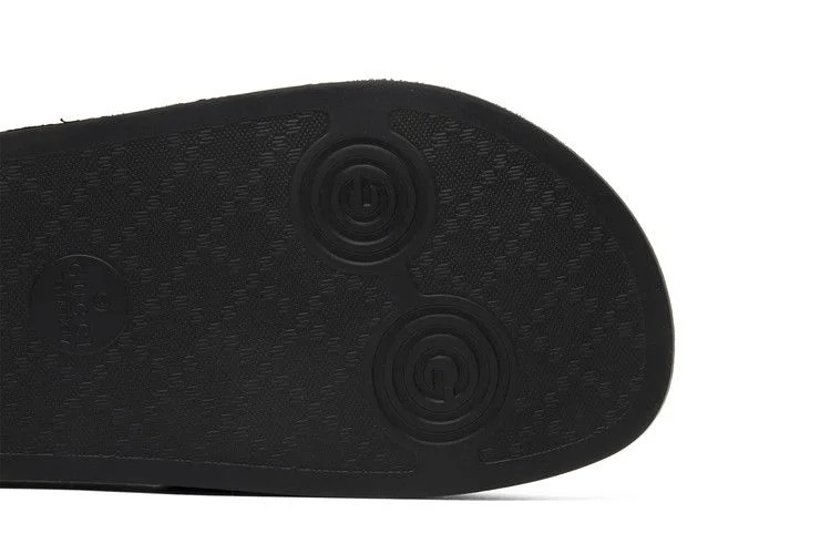 Tapochki-Gucci-Pursuit-72-Rubber-Slide-Black-4