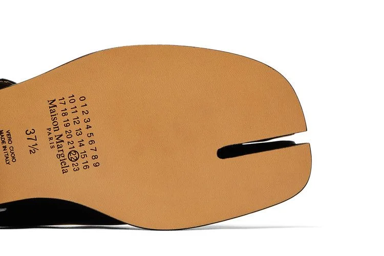 Tapochki-Maison-Margiela-Wmns-Tabi-City-Loafer-Buckled-Mule-Black-4